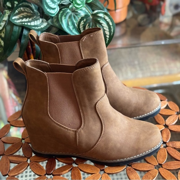 Universal Thread Boots Women's Amalia Hidden Wedge Chelsea Ankle Bootie Brown - Picture 7 of 16